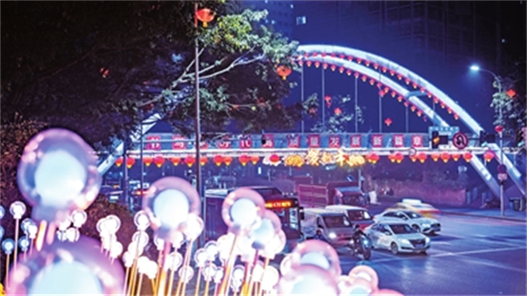 长江一路，典雅的新春灯饰装点着城市的夜晚。记者 王珏 摄
