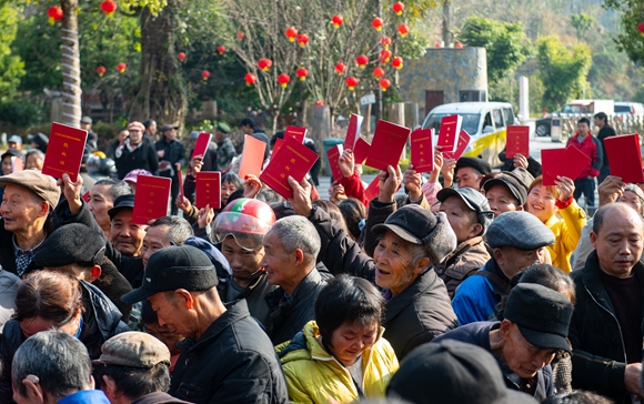 村民拿着股权证参与分红。记者 冉孟军 摄