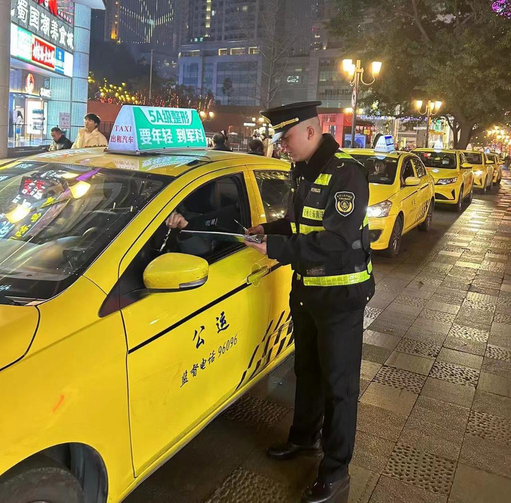 执法队员对出租车进行检查。重庆交通执法部门供图
