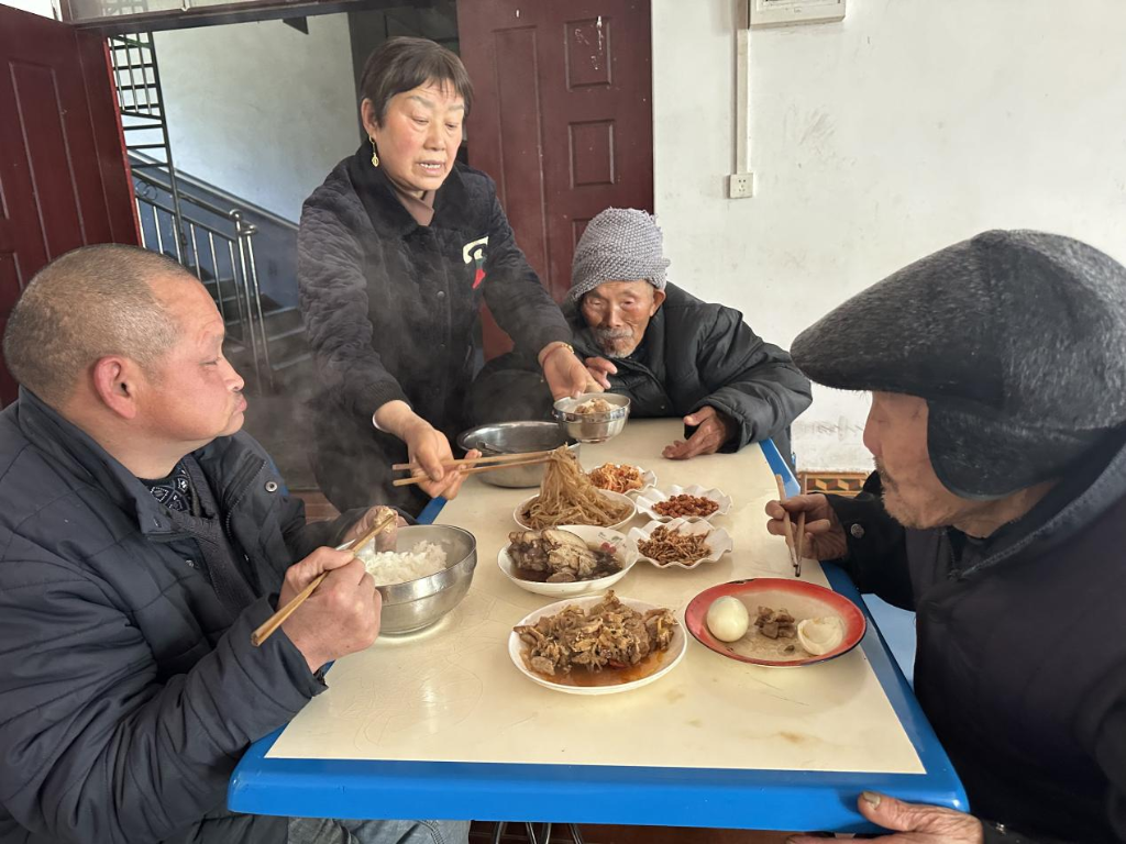黎中兰为老人们准备饭菜。巫溪县融媒体中心供图