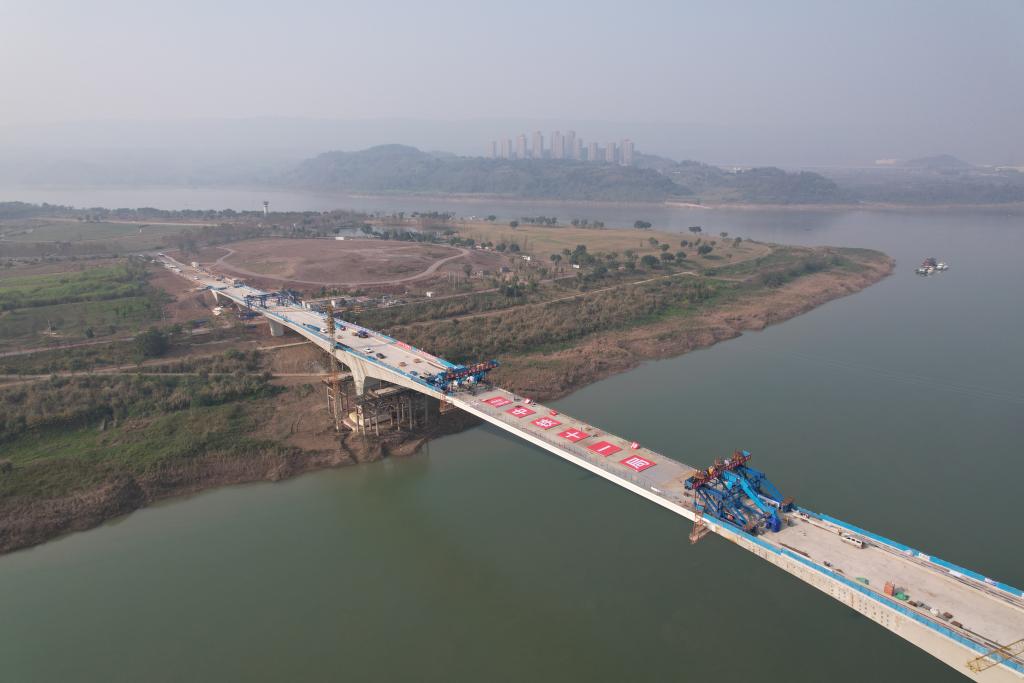 广阳湾大桥完成百米钢箱梁挂篮提升合龙。受访者供图