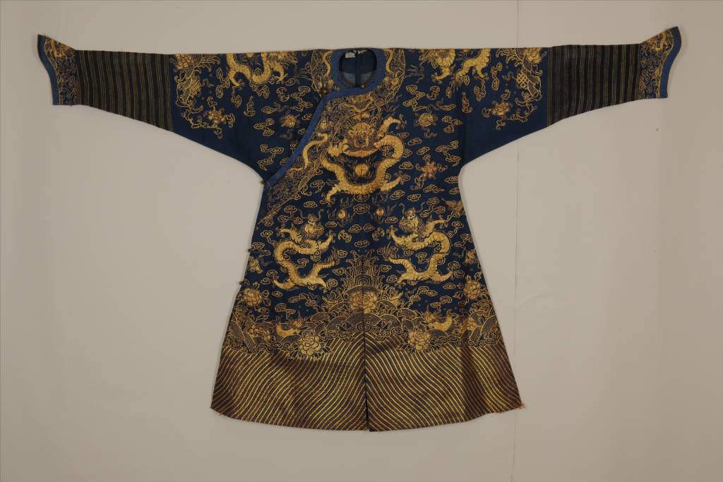 The horseshoe-sleeved gown of the Qing Dynasty with the pattern of golden embroidered dragons (Photo provided by Chongqing China Three Gorges Museum)