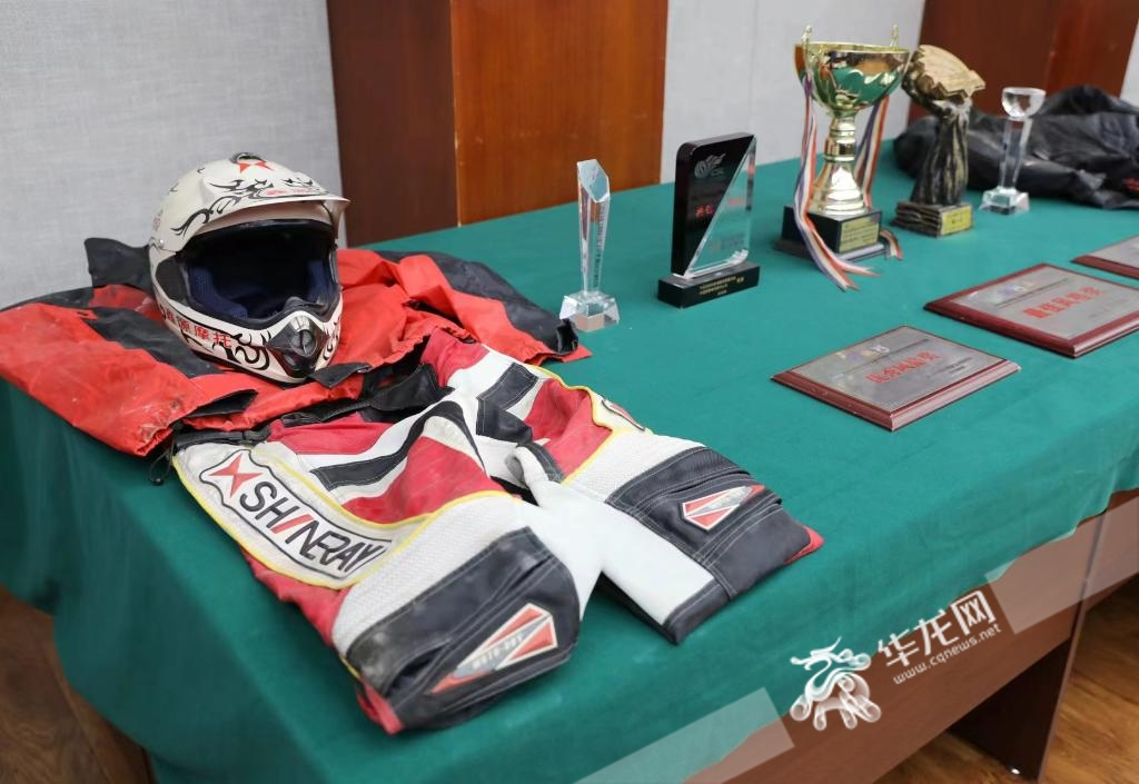 The trophies and medals of the SHINERAY International Cross-country Team were donated to Chongqing Sports Museum.