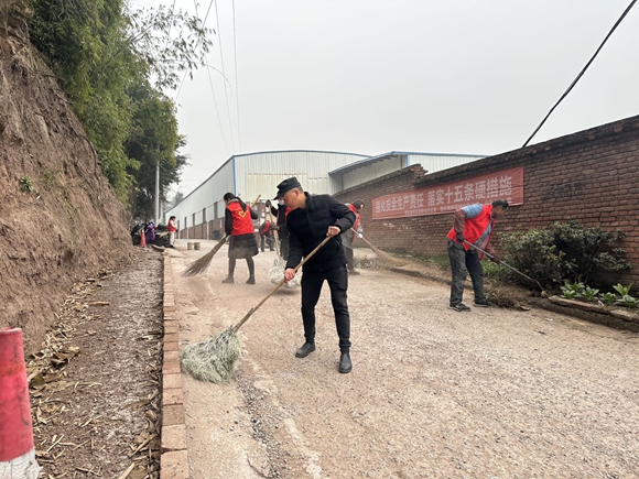 志愿者正在清扫道路。通讯员 陈莉杉 摄