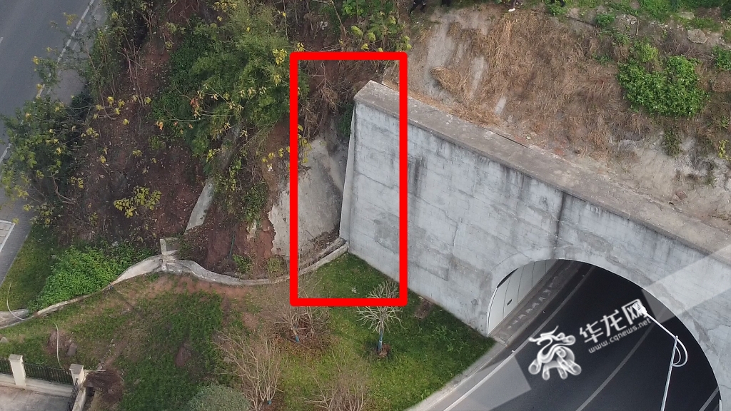 管道位于隧道洞口旁，近乎垂直地面，离地将近6米高。华龙网记者 罗盛杰 摄