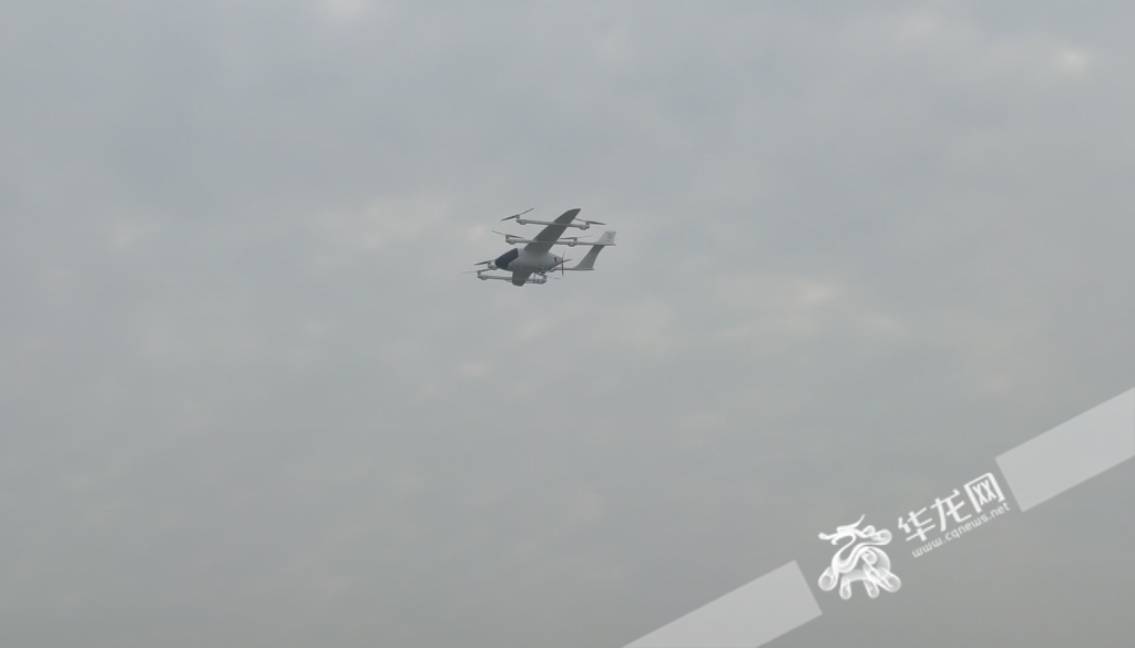 在永川大安通用机场，大型垂直起降无人机中短途支线物流运输场景试验飞行。华龙网记者 梁浩楠 摄