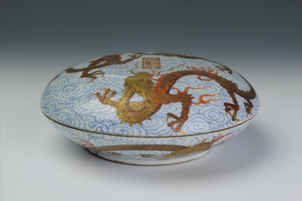 The box painted with gold dragon patterns made in the Jiaqing Year of the Qing Dynasty (Photo provided by Chongqing China Three Gorges Museum) 