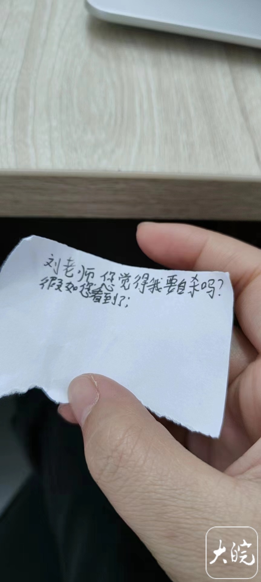 小学生校内坠楼自杀,生前多次向班主任发出“自杀信号”,法院判学校担责四成1