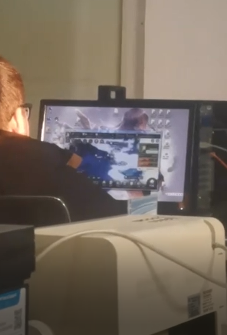 邯郸一镇政府行政服务中心工作人员上班玩游戏？官方回应：确有此事，已上报处理