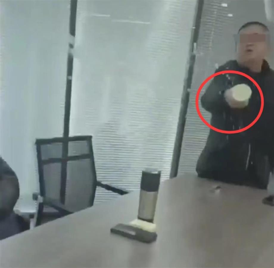 西安一社区书记辱骂并朝来访人员泼热水？知情方称疑因个人借贷纠纷引起，纪检部门介入调查1
