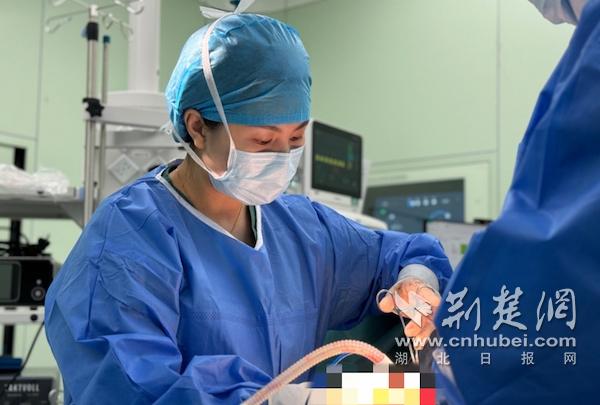 女子莫名胸胀原是假体渗漏作怪 医生:隆胸后定期复查 以防假体渗漏