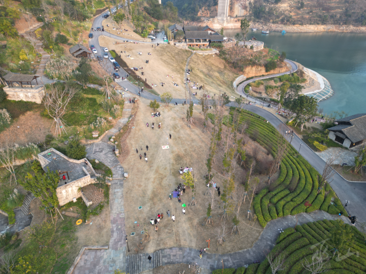 宁江渡公园成为了市民们乐享冬日暖阳游玩的好去处。
