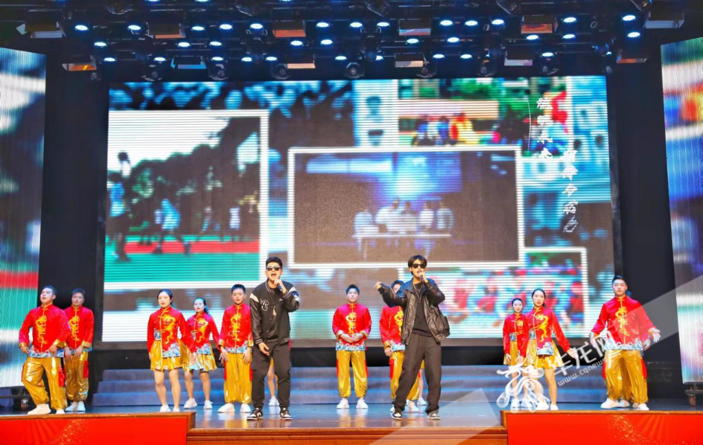 15、重庆华龙网集团股份有限公司带来舞蹈《芯动重庆》。华龙网记者 张质 摄