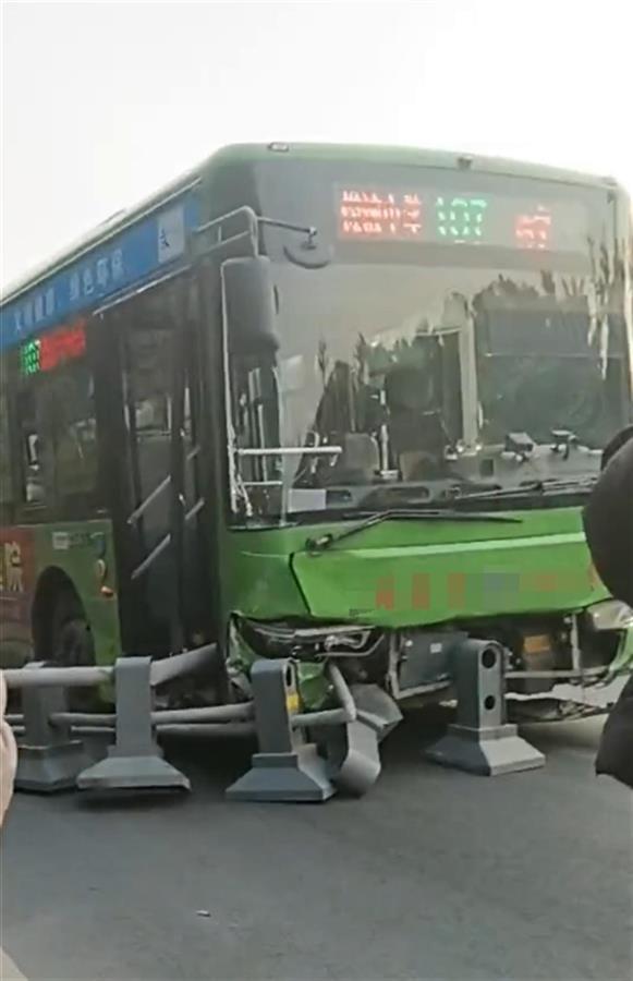 四川西昌一公交车失控致1死4伤，公交公司：原因正调查