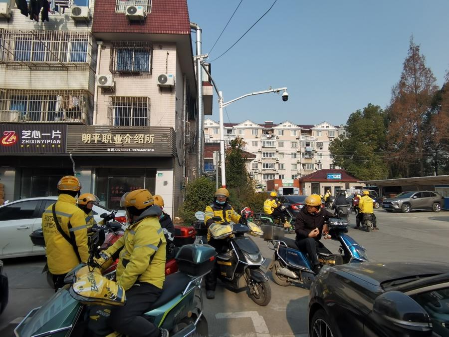 外卖平台给骑手大量规划“逆行”送餐路线，是为压缩配送时间少给配送费？6