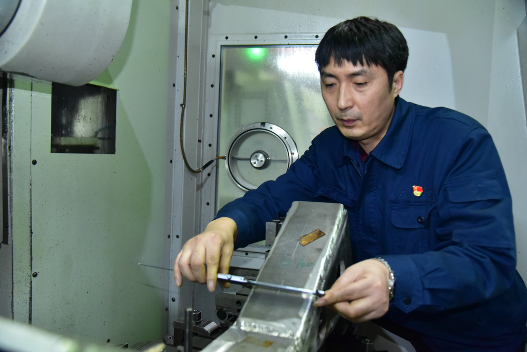 多工序数控机床操作调整工首席技师廖明正在操作。重庆市人力社保局 供图