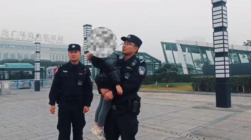 民警找到小孩，警方供图