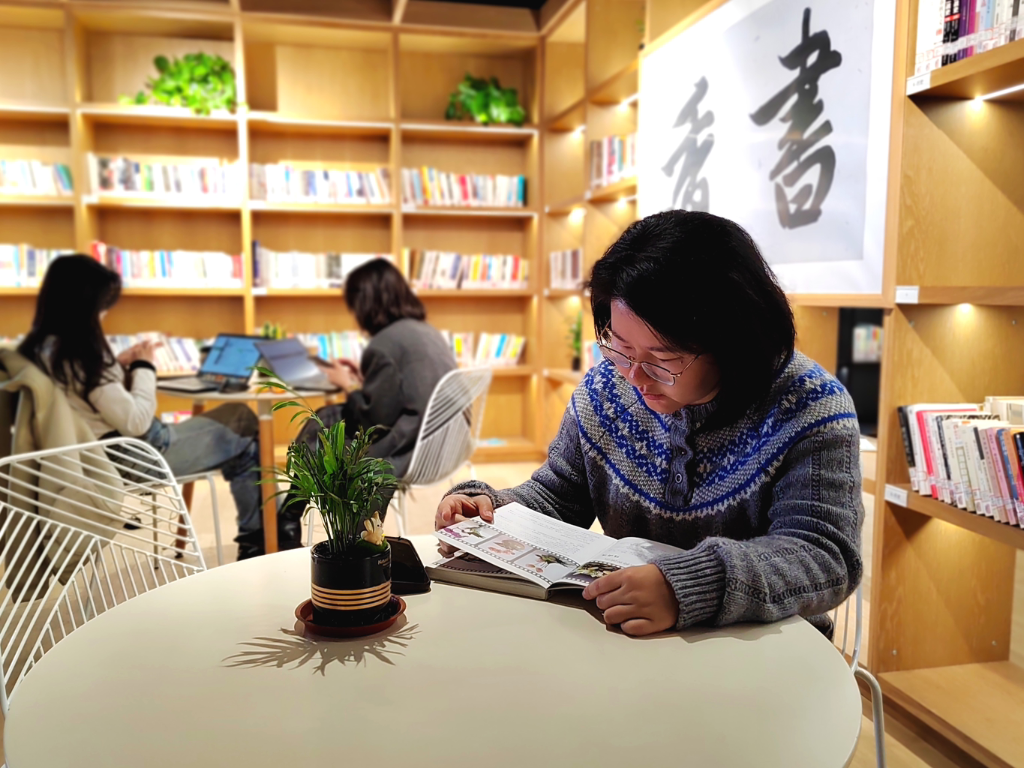 The readers were reading (Photo provided by Chongqing Library) 