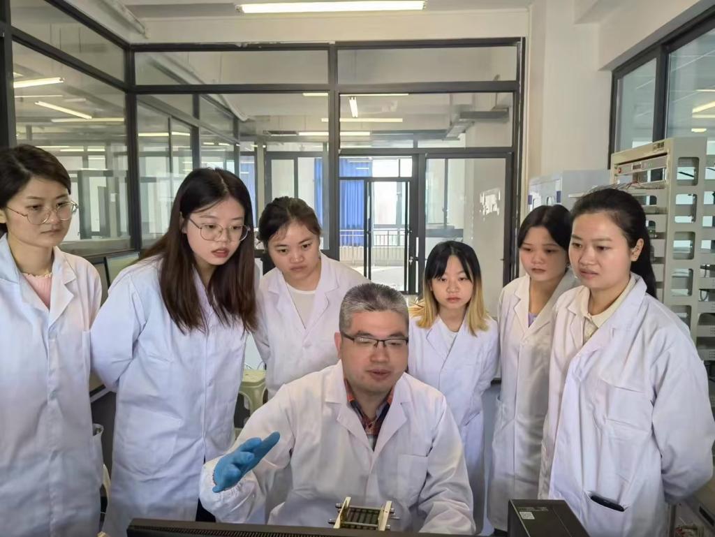2023年12月，重庆科技大学冶金与材料工程学院青年教师陆世玉博士带领学生开展新型储能器件研究实验。通讯员 何靖 摄