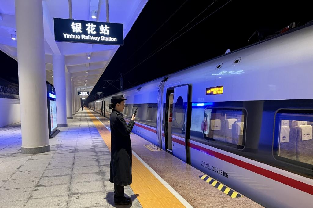 A Fuxing (China Rejuvenation) bullet train departs Yinhua Railway Station. (Photo provided by Chongqingbei Railway Department)