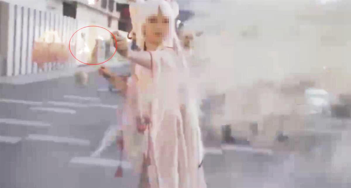 漫展上coser燃放仙女棒，被男子持灭火器喷一身，警方介入