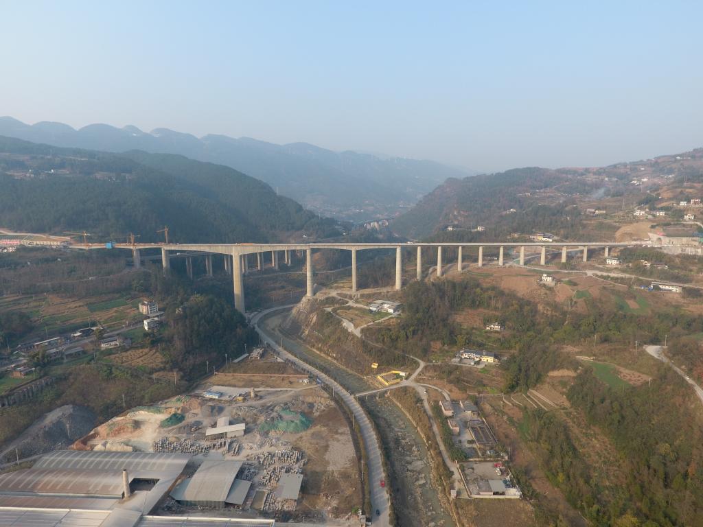 渝湘高铁重庆至黔江段石梁河双线特大桥全桥顺利合龙。受访单位供图