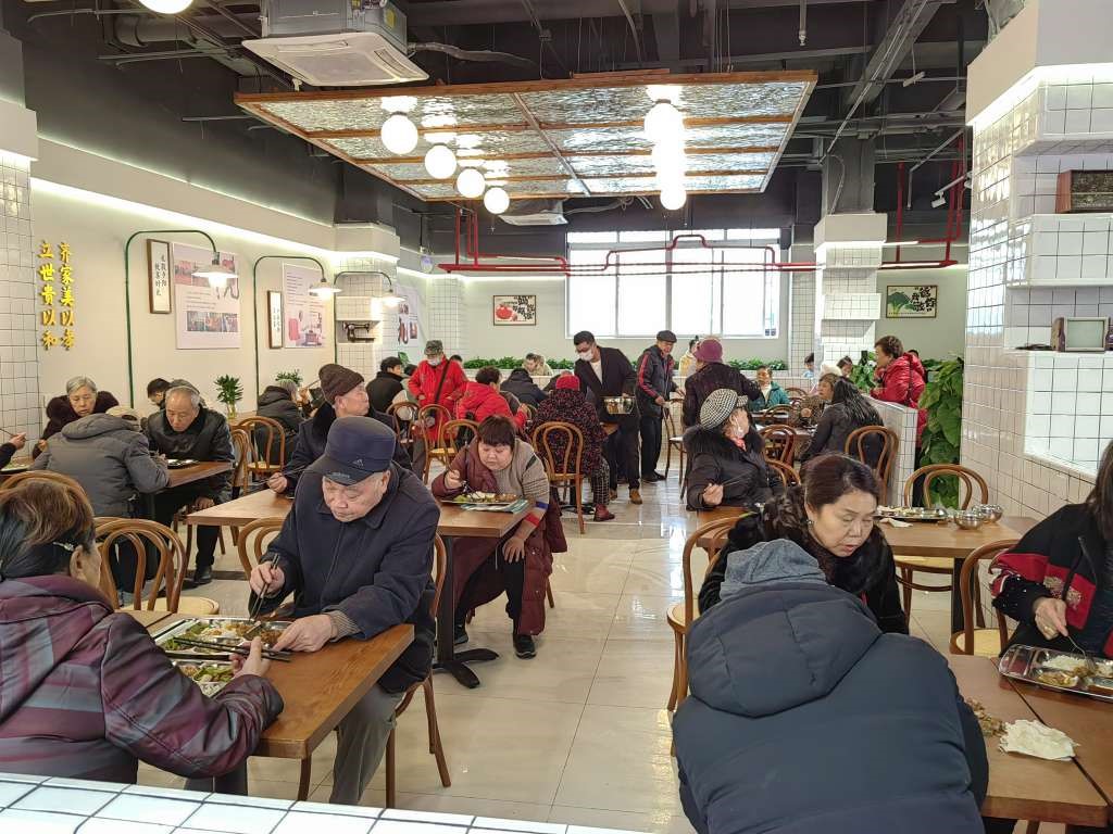 公租房居民在学府悦园社区食堂享用“幸福餐”。重庆市公租房管理局供图
