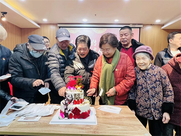 丹龙路社区为老年居民送上蛋糕。丹龙路社区供图 华龙网发