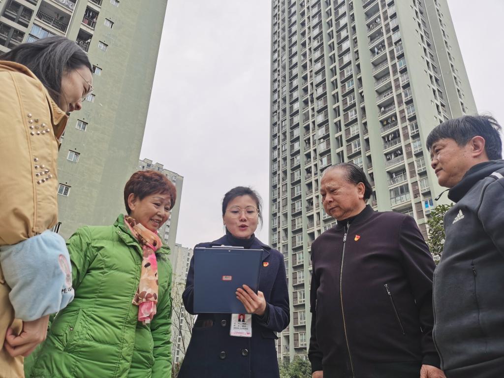 民安华福公租房社区干部下沉网格收集居民意见建议。重庆市公租房管理局供图