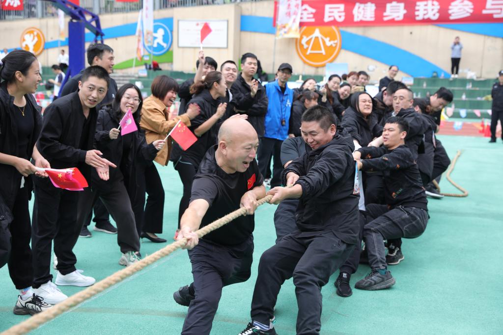 公租房居民在全民健身运动会上享受运动快乐。重庆市公租房管理局供图