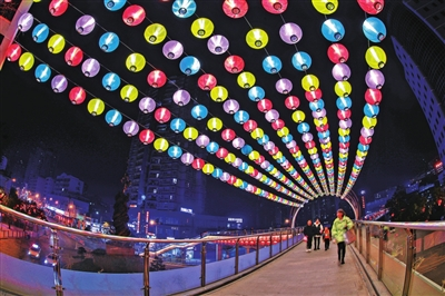 Colorful lanterns on the footbridge (Photo provided by Dai Junjun)