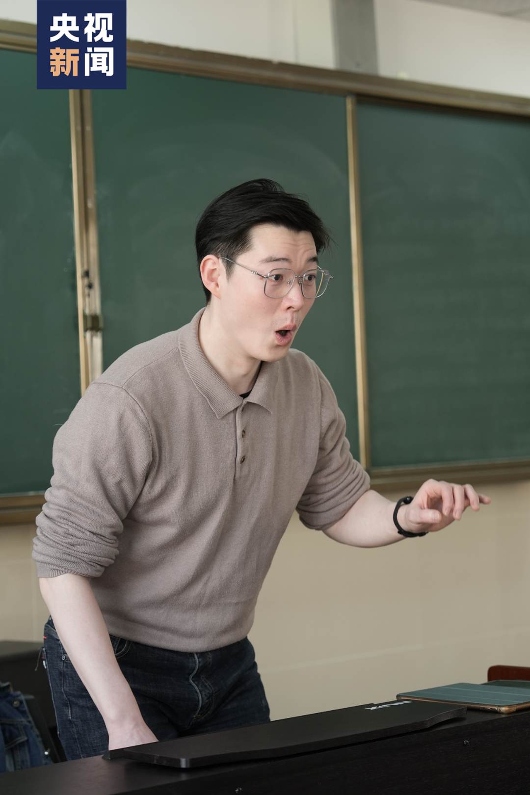 “老师，咱奶第一天来上课，没哭吧？” 九江一90后声乐老师火了4