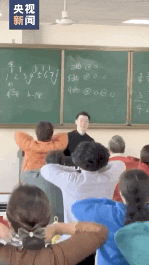 “老师，咱奶第一天来上课，没哭吧？” 九江一90后声乐老师火了6