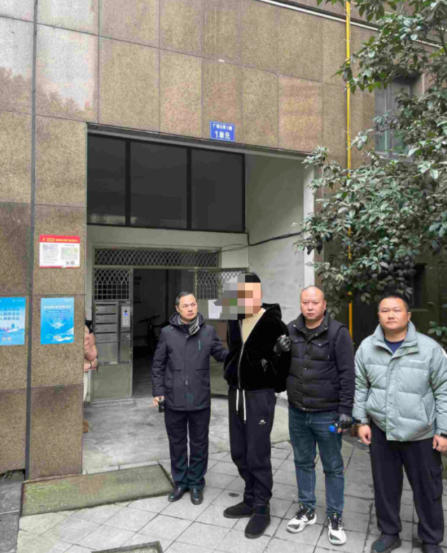 男子骗女友100万后假死脱身！被抓时躲在新女友衣柜里3
