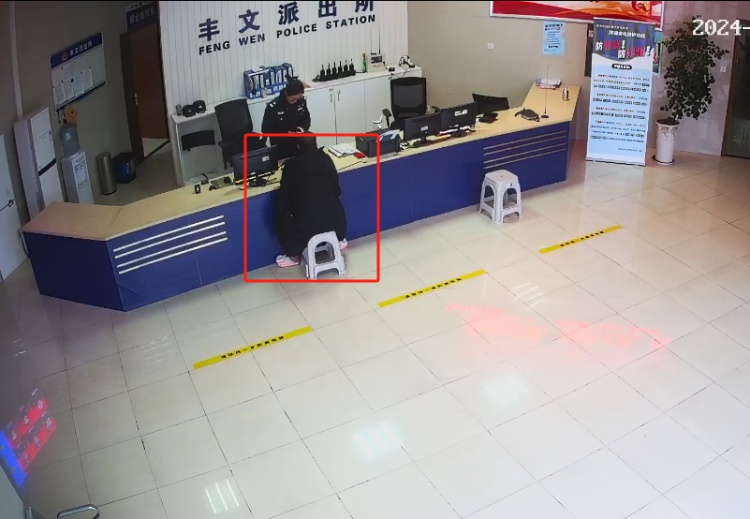 卡上突然多出90万元,男子吓得报警1