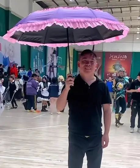网友求购“会下雨的伞”，伞厂老板：做出来了！4
