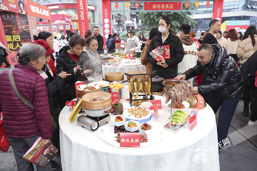 各品牌的团年宴特惠订购通道在现场火热开通。华龙网首席记者 李文科 摄