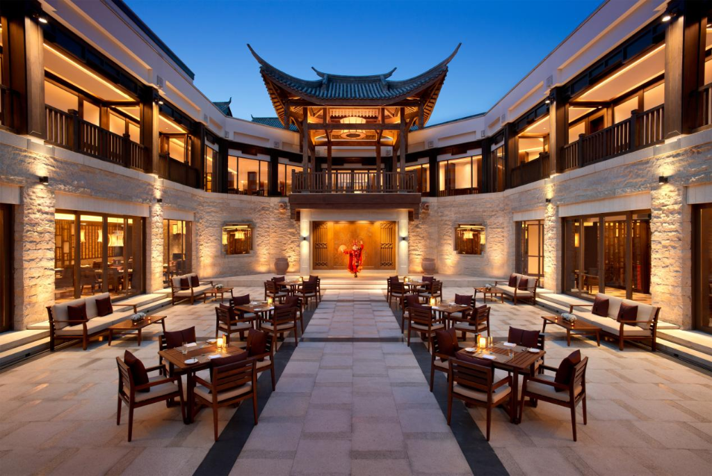 位于重庆市北碚区的悦榕庄温泉酒店明月餐厅中庭。受访单位供图