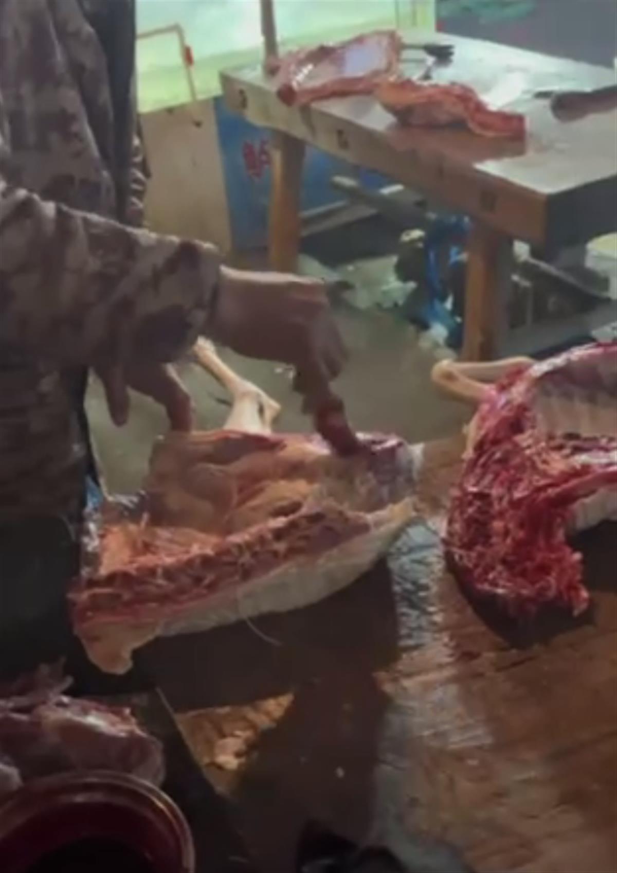 江西萍乡一商户给冰鲜羊肉涂羊血冒充活宰肉，市监局：已没收工具，将进一步处理