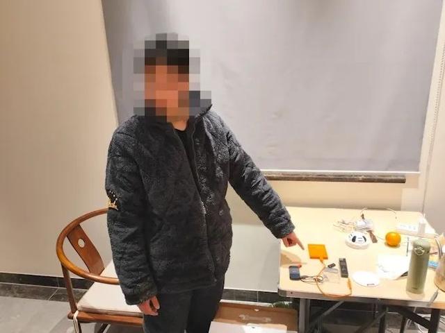 男子化妆进女厕装摄像头偷拍，已刑事拘留！4