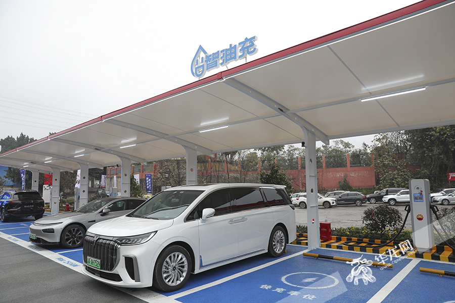 This super EV charging station is located between a petrol station and a gas station in Tianbaxincun, Zhongliangshan, Jiulongpo District.