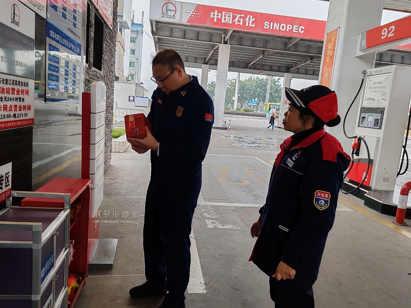 指导现场。垫江县消防救援大队供图 华龙网发