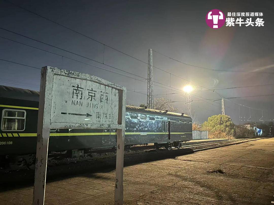 大学生夜游南京西站爬火车拍照被电击烧伤，同伴：跟着“网红打卡攻略”去的2