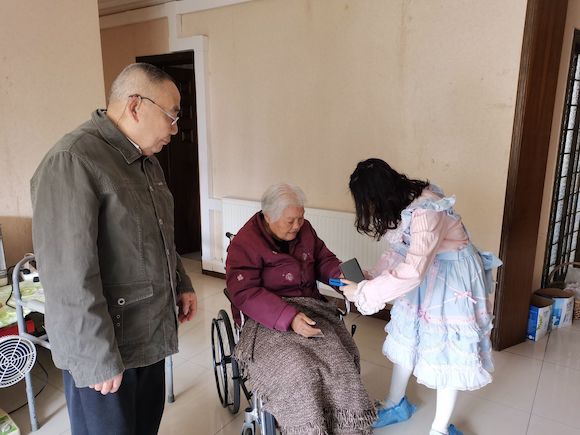 社区工作人员上门为行动不便老人进行养老认证。五里店街道供图 华龙网发