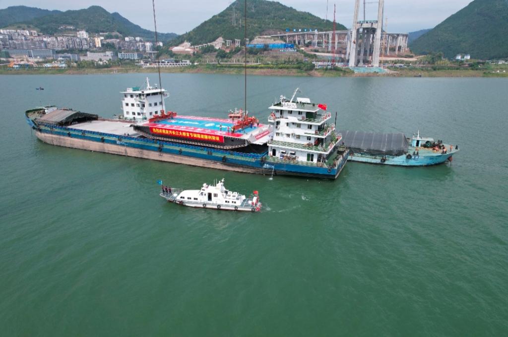 重庆海事部门在桥梁吊装现场维护。受访者供图