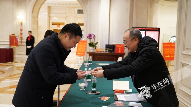 1月19日下午，人大代表来到驻地酒店领取证件。 华龙网记者 刘钊 摄