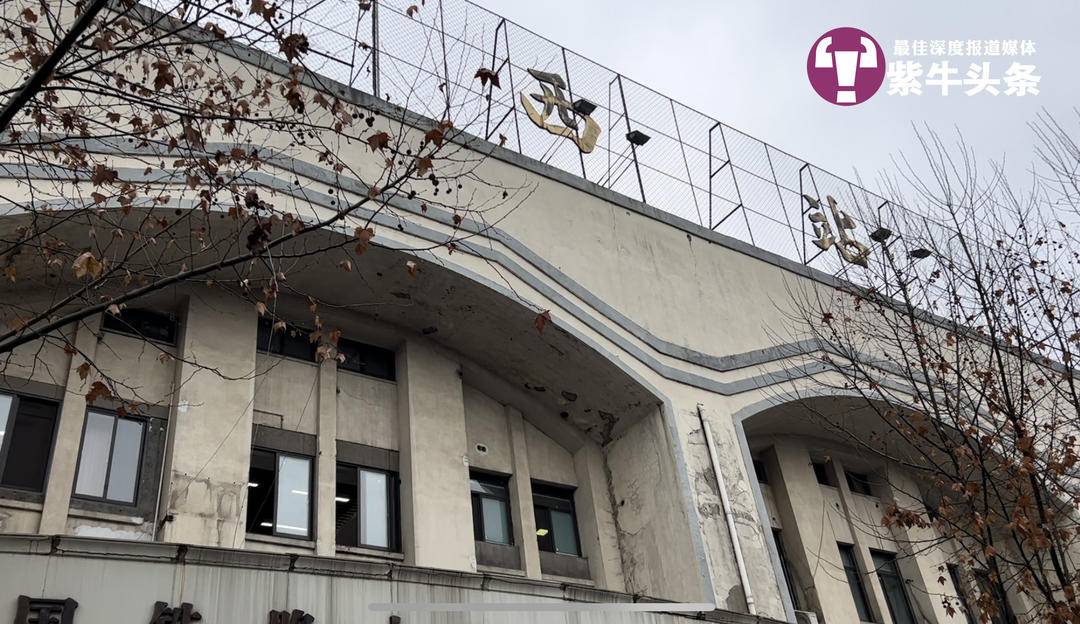 大学生夜游南京西站爬火车拍照被电击烧伤，同伴：跟着“网红打卡攻略”去的4