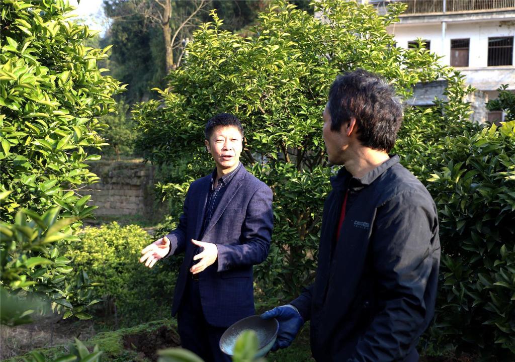 王志勇（左一）到村民家中走访。