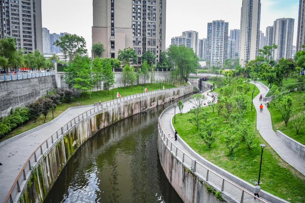桃花溪沿线呈现呈现水清岸绿新画卷。重庆市生态环境局供图