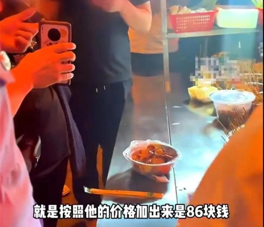 游客遇天价麻辣烫106元一份，为啥麻辣烫越来越贵？8